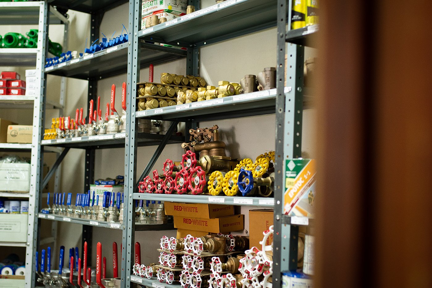 proveer una amplia gama de productos y servicios